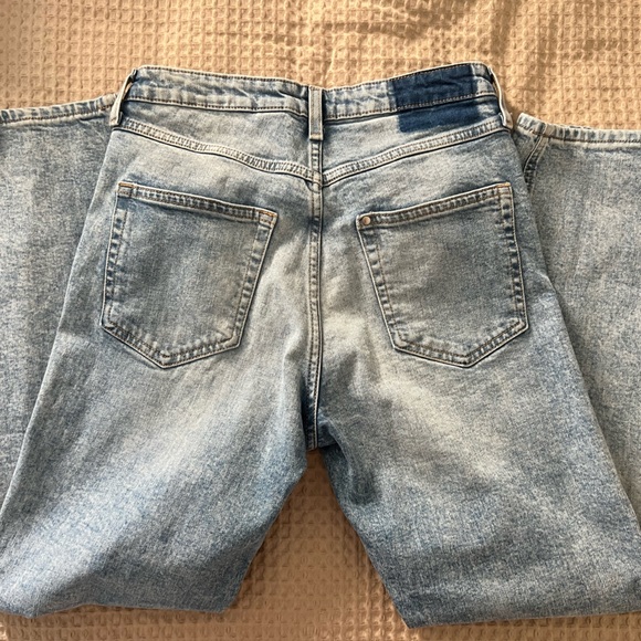 H&M | High Rise Light Wash Distressed Straight Leg Slim Jeans - Picture 5 of 8